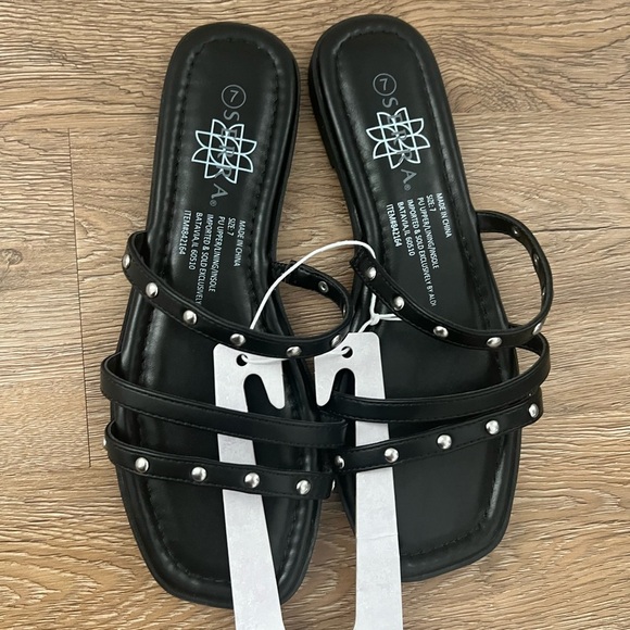NWT Serra Black Sandals with Silver Accents - Picture 3 of 6